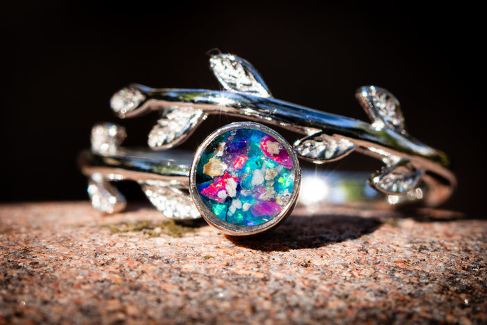 leaf cremation ring with spinner, in magenta and turquoise